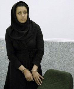 Ein Bild, aufgenommen am 8. Juli 2007, zeigt die Iranerin Reyhaneh Jabbari, wie sie in Handschellen neben dem Polizeihauptquartier in Teheran steht, nachdem sie verhaftet wurde wegen des Mordes an einem ehemaligen Geheimdienstoffizier.