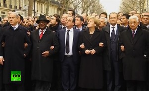Staatenlenker dieser Welt stehen Arm in Arm bei der Antiterror-Demonstration in Paris am 11. Januar 2015. Der Präsident der palästinensischen Autonomiebehörde Mahmoud Abbas steht rechts aussen in der ersten Reihe (Bildquelle: RT video screenshot)