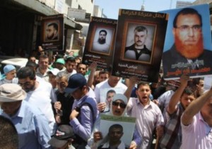 Palästinenser in Ramallah halten Bilder von Gefägnisinsassen hoch. (Foto REUTERS/Mohamad Torokman)