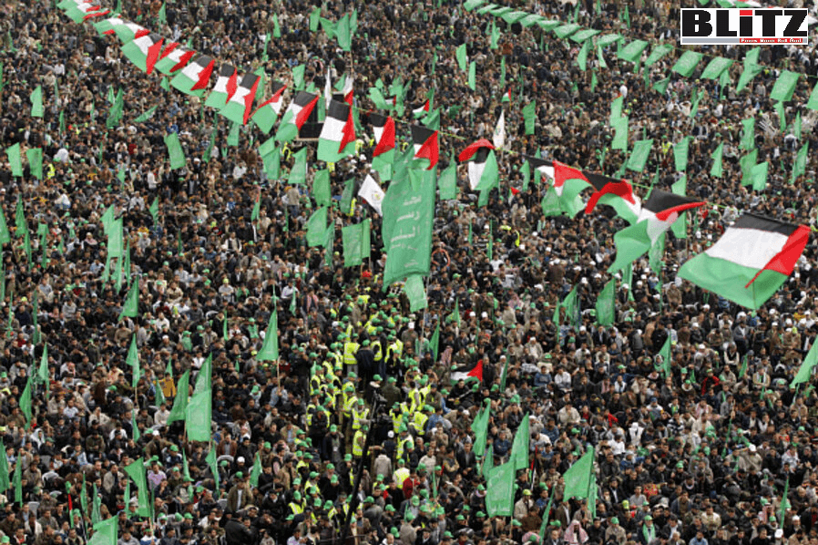 Massen an arabischen Menschen mit Palästinaflaggen