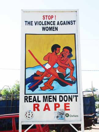 Das Plakat sagt: "Stop! Gewalt gegen Frauen. Wahre Männer vergewaltigen nicht."